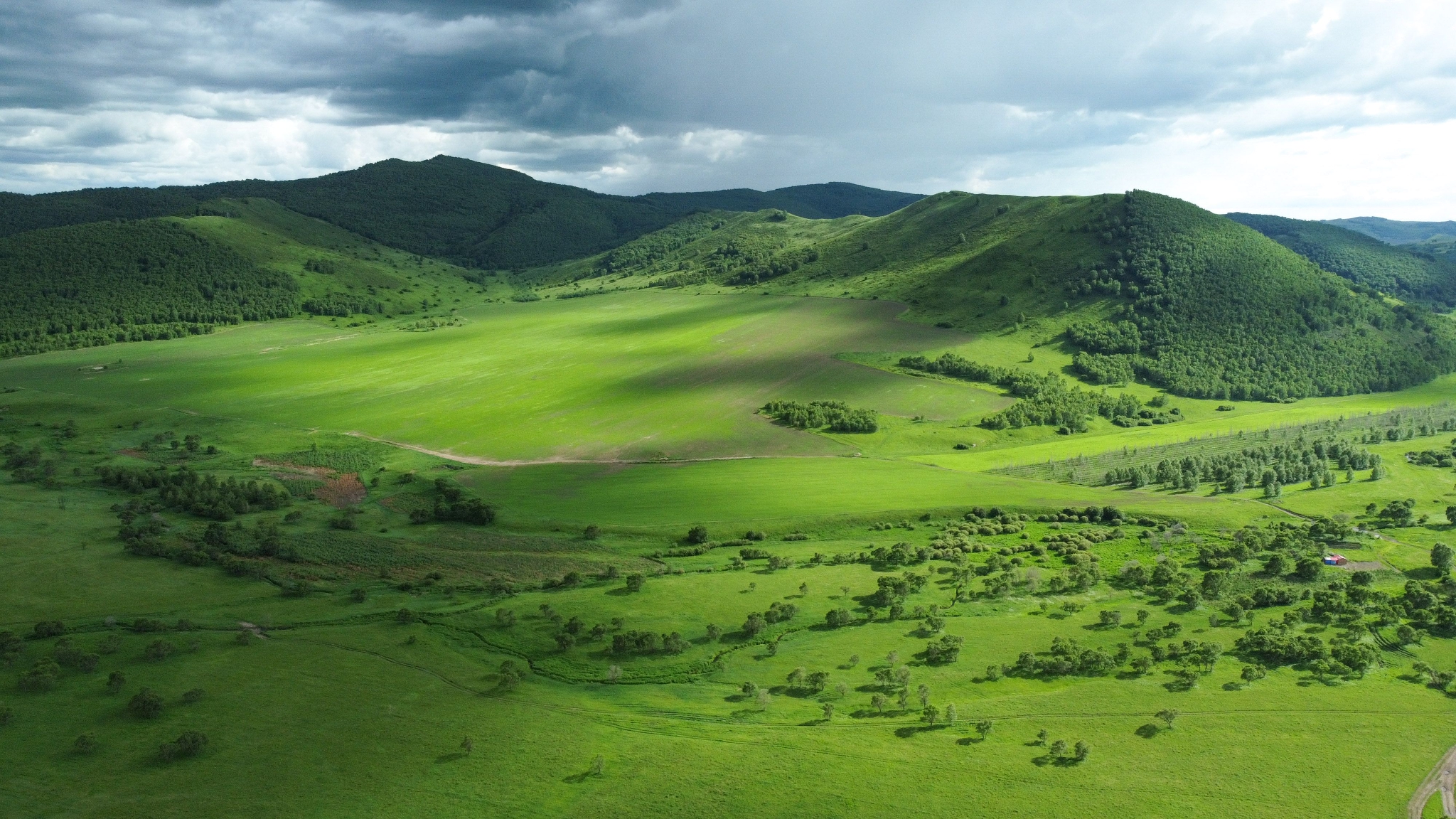 内蒙古兴安盟夏日青山入画来