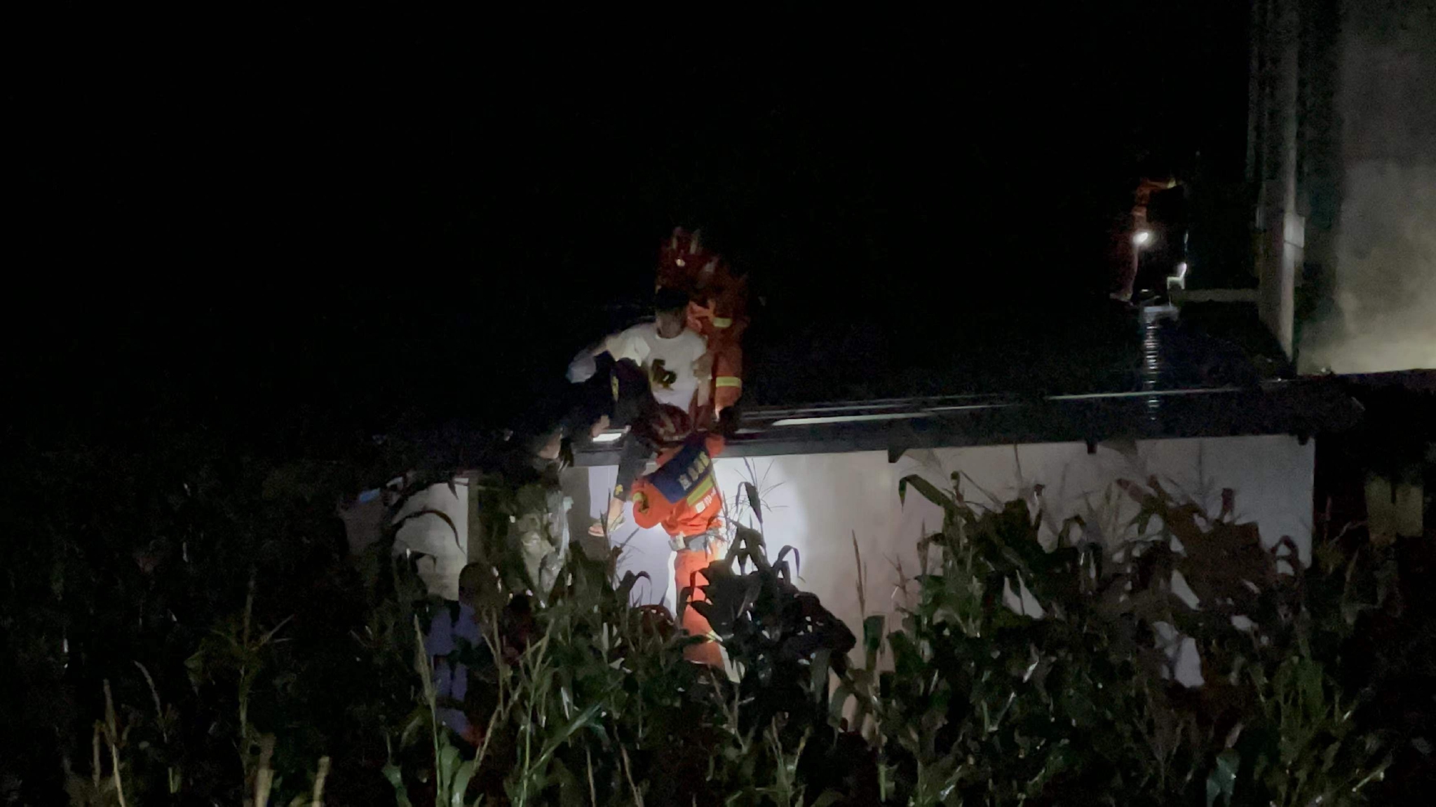 暴雨袭川：多地出现房屋被淹人员被困险情，消防部门紧急救援休闲区蓝鸢梦想 - Www.slyday.coM