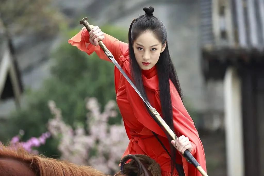 同年,她又在钟汉良主演的《天龙八部》当中饰演了修罗刀秦红棉之女