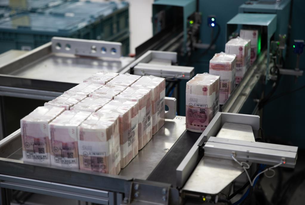 6月16日,在上海银行现金中心智能金库,人民币在如同车间生产线般的