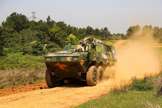 &nbsp;&nbsp;&nbsp;&nbsp;卫勤保障演练中,装甲救护车快速机动.