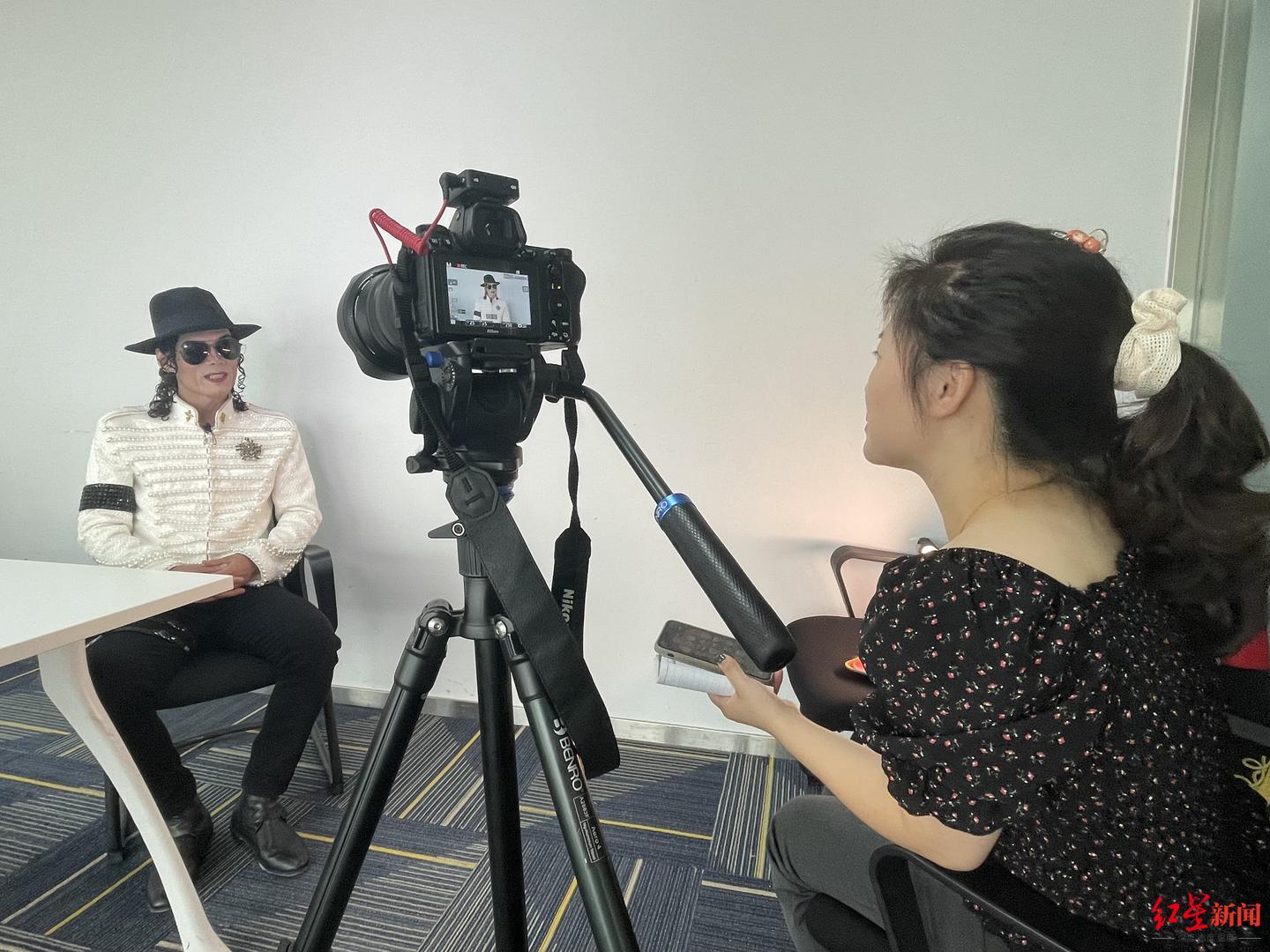 粉丝近700万！成都街头，他是“最火”迈克尔·杰克逊模仿者休闲区蓝鸢梦想 - Www.slyday.coM