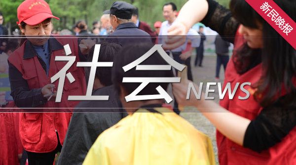 8旬老人枯站20分钟无法进站 热心站长及时帮忙解围