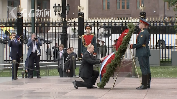 俄卫国战争爆发81周年 普京单膝跪地向烈士献花休闲区蓝鸢梦想 - Www.slyday.coM