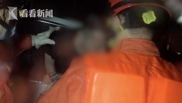 积水齐腰！暴雨中车辆被淹多人被困 消防深夜蹚水砸窗救人休闲区蓝鸢梦想 - Www.slyday.coM