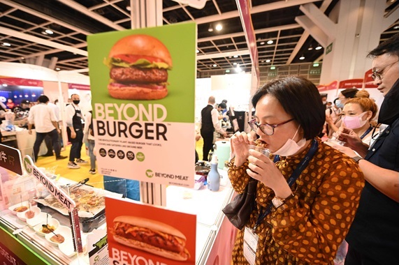 在香港的一个食品展上，一名参观者在品尝别样肉客的植物蛋白产品。（法新社）