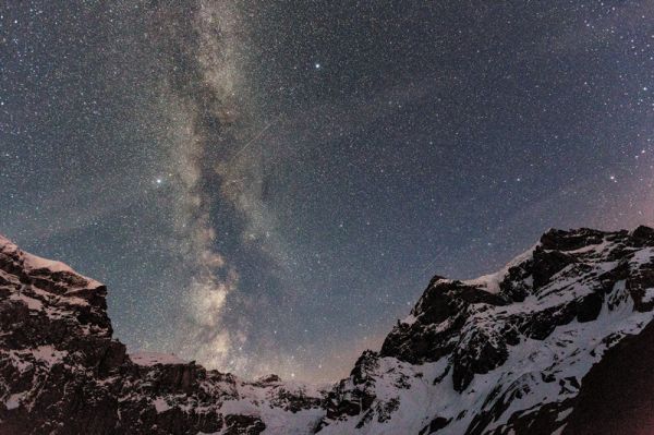 在瑞士林塔爾地區群山之間觀察到的銀河係。</div><div class=