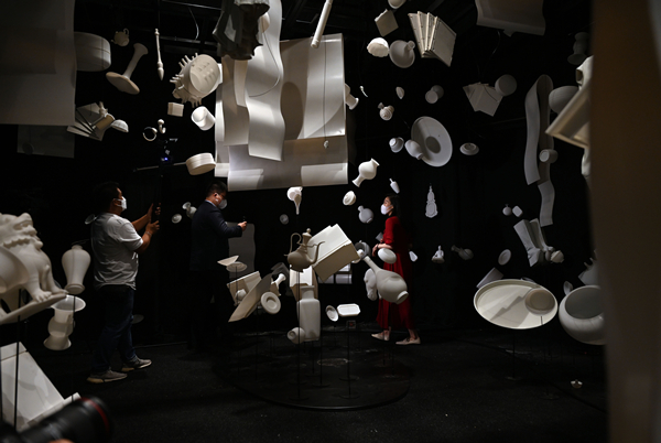 香港开“宫”啦！900余件故宫文物赴港展出休闲区蓝鸢梦想 - Www.slyday.coM