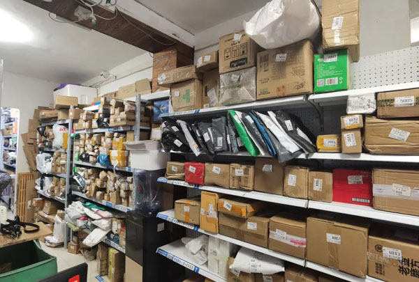 小区门口快递“摆摊”，怕丢件、怕雨淋还怕找不到，如何解？休闲区蓝鸢梦想 - Www.slyday.coM