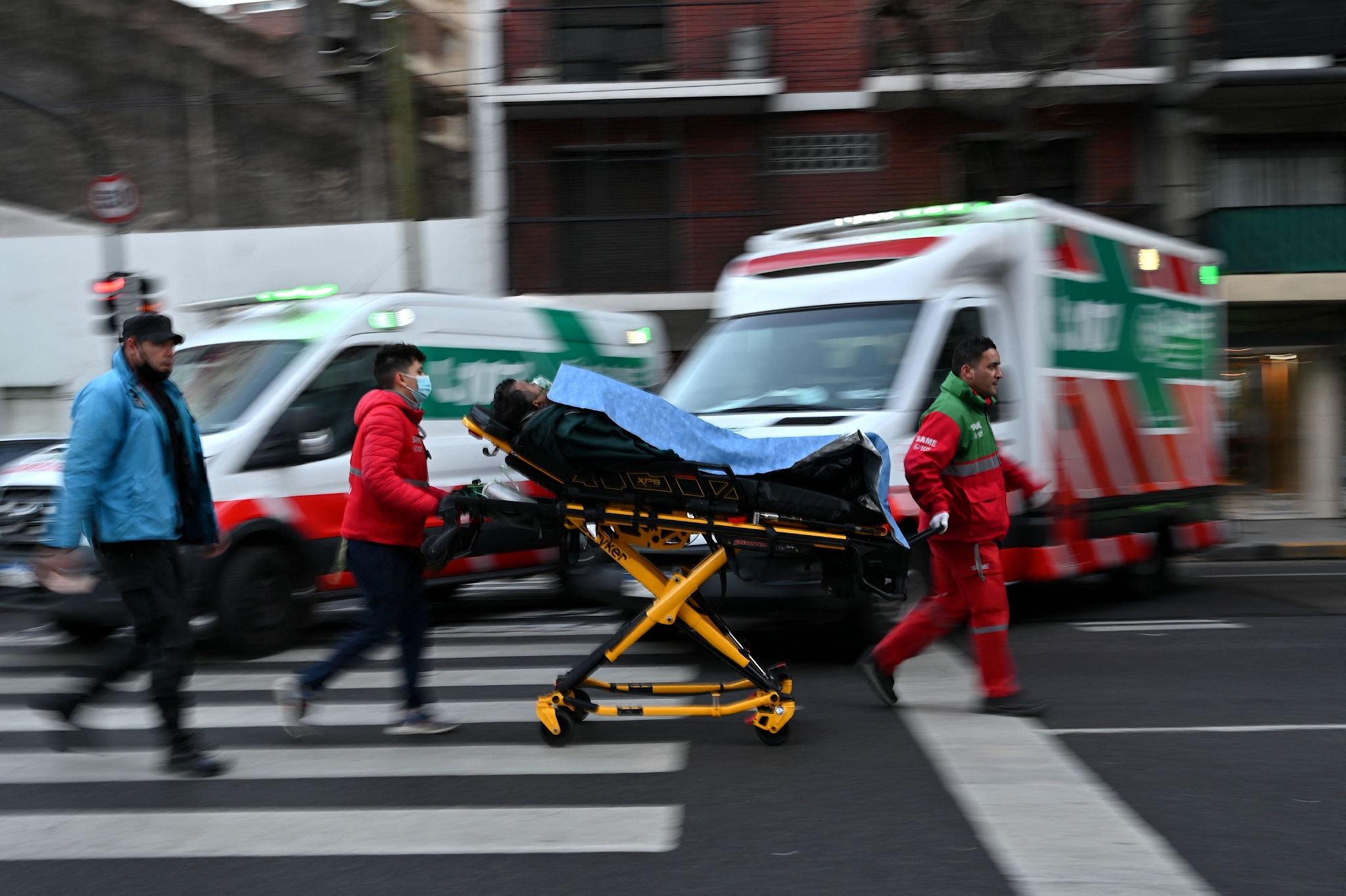 在阿根廷布宜诺斯艾利斯,医护人员将伤者抬上救护车