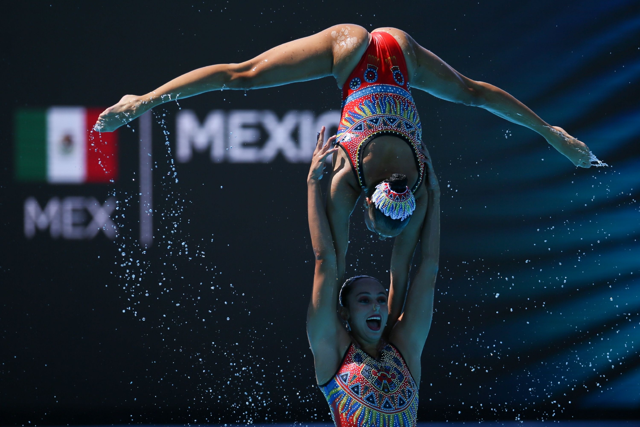 花样游泳世锦赛集体托举预赛赛况