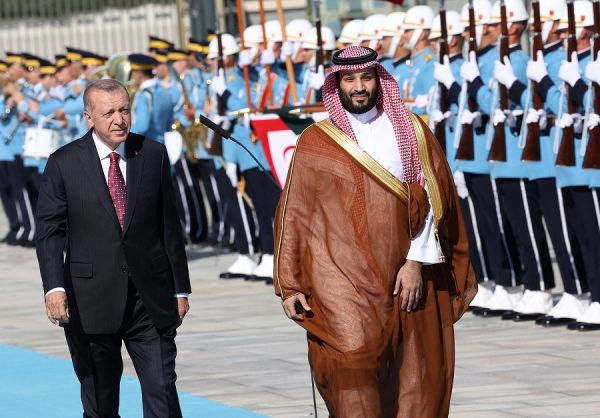 图片说明：22日，土耳其总统埃尔多安（左）在安卡拉欢迎来访的沙特阿拉伯王储穆罕默德·本·萨勒曼（法新社）