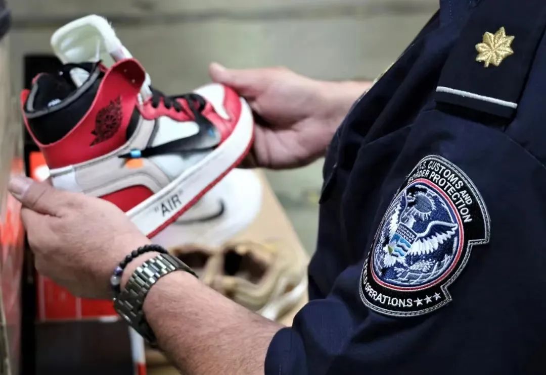 2019年，美国警方查获价值约200万美元的莆田高仿鞋 图源NBC