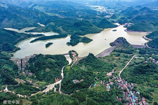 广西桂林磨盘水库开闸泄洪