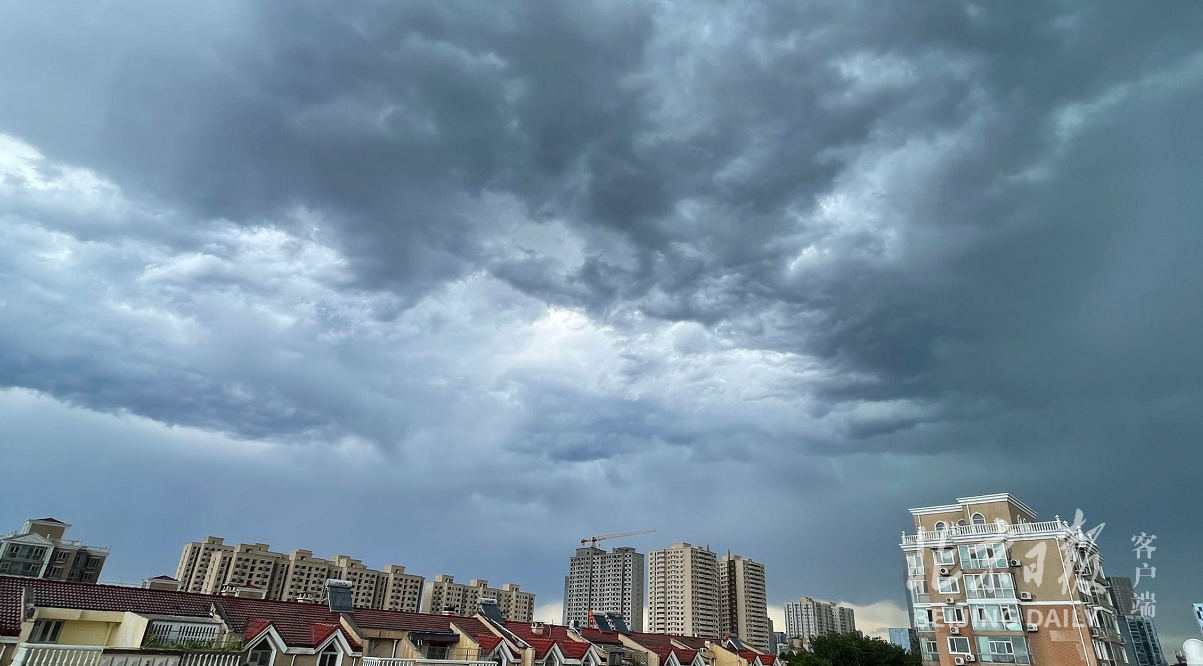 晴转阴北京部分地区此刻乌云密布电闪雷鸣