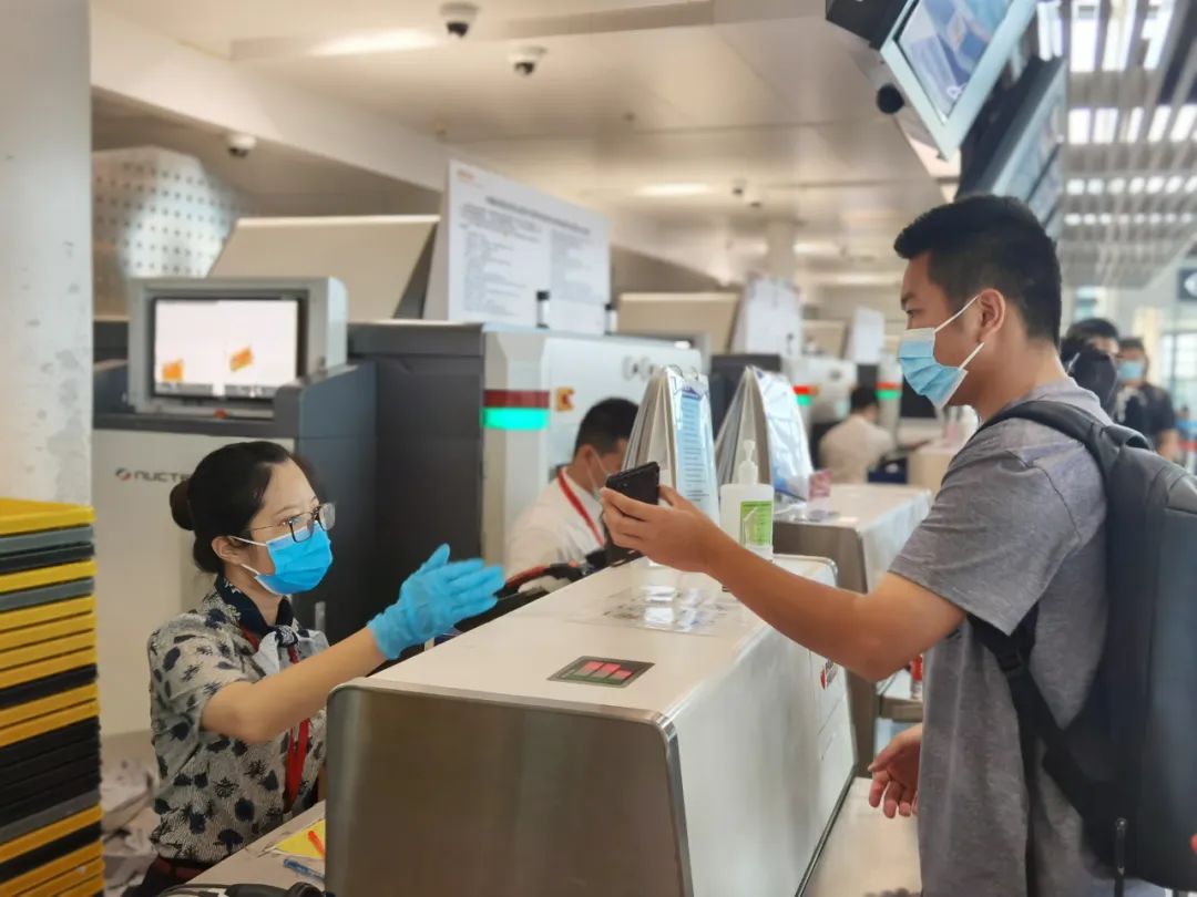 旅客值机进行防疫检查