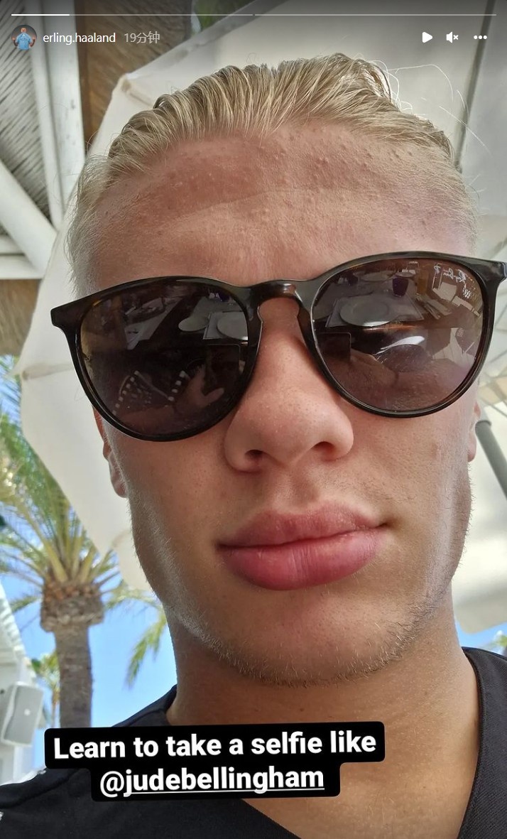 贝林厄姆晒怼脸自拍哈兰德模仿并调侃我也学一学