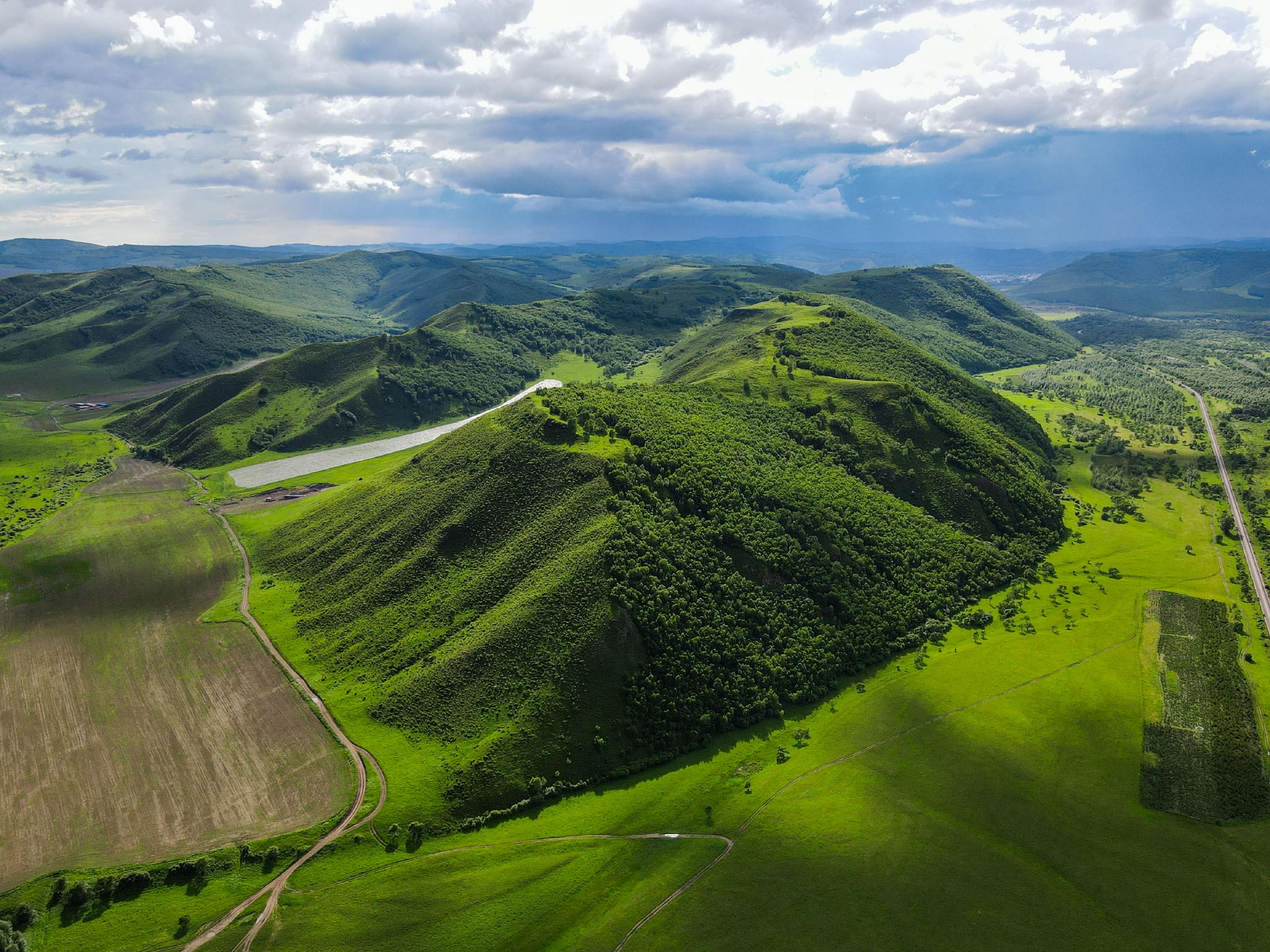 新华社记者 王泽聪 摄这是6月23日在阿尔山市拍摄的夏日景色(无人机