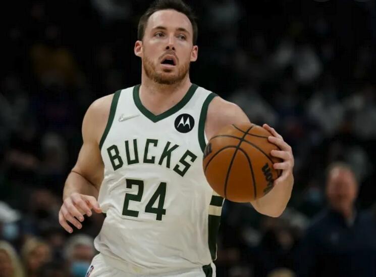 雄鹿后卫帕特康诺顿将执行下赛季570万美元球员选项