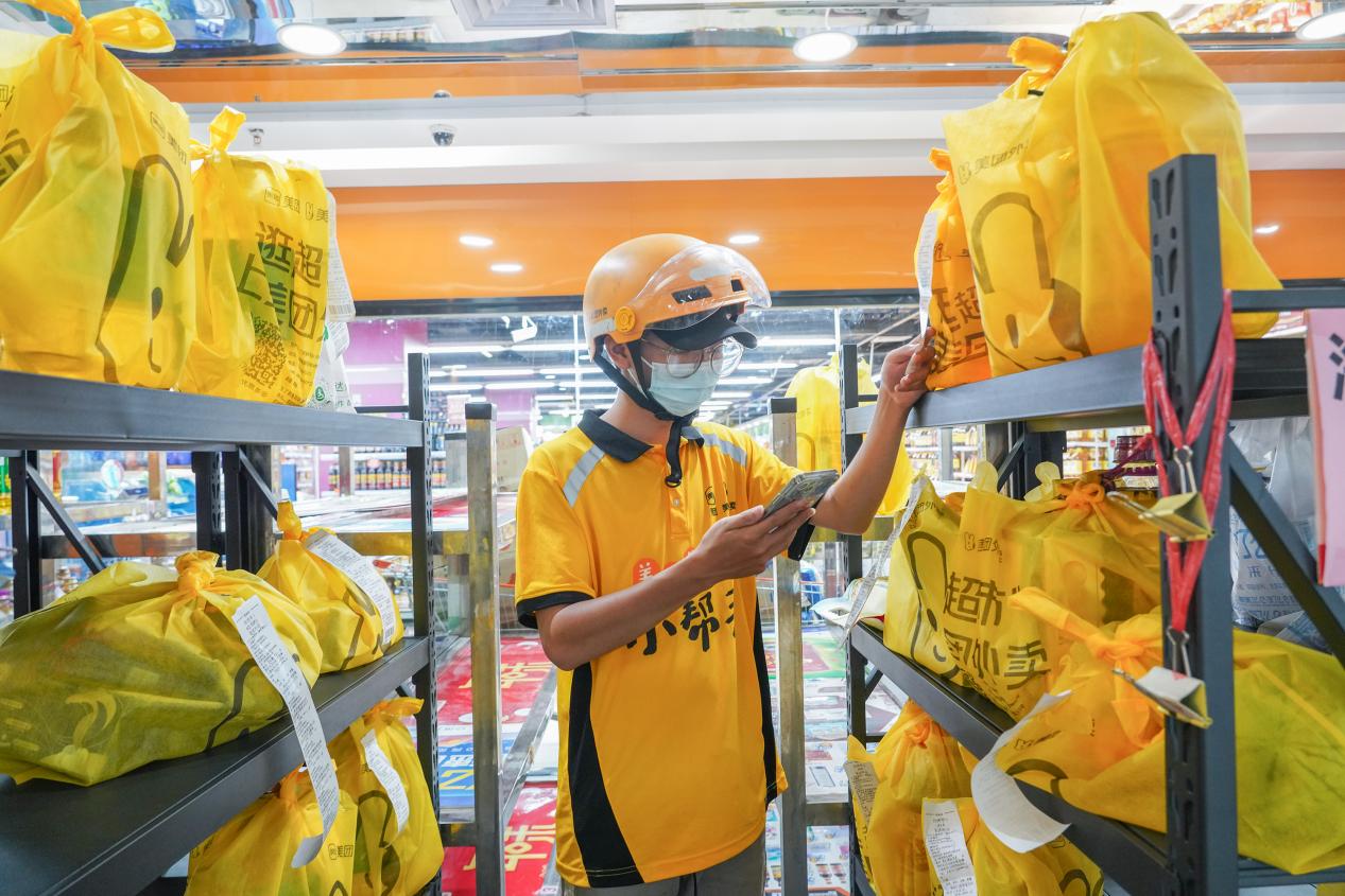 美团骑手到店取货.即时零售有效提高了线下实体商超的周转效率.