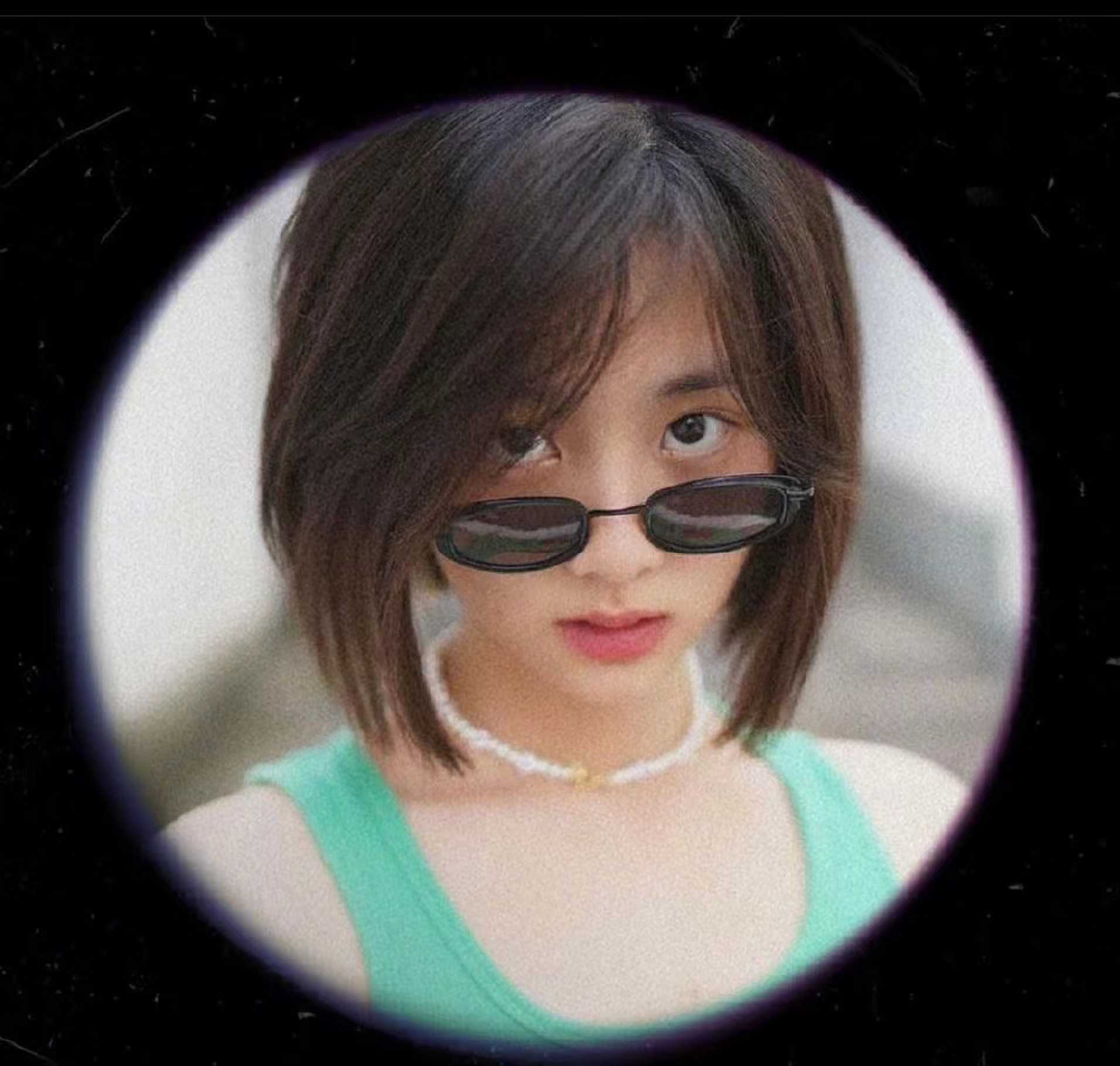 黄磊女儿黄多多晒,短发墨镜酷飒,侧颜五官精致立体像小精灵