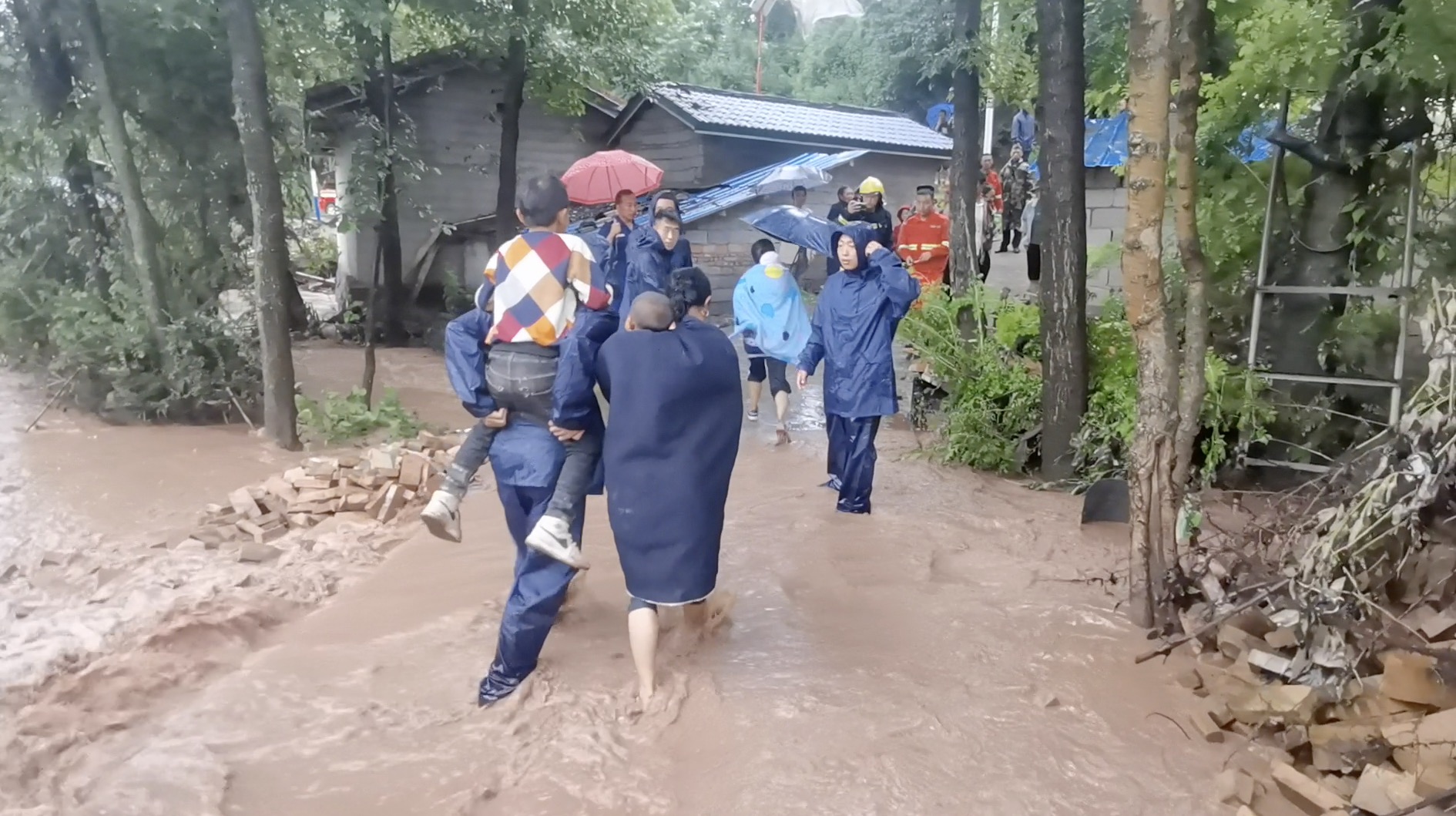 暴雨袭川：多地出现房屋被淹人员被困险情，消防部门紧急救援休闲区蓝鸢梦想 - Www.slyday.coM
