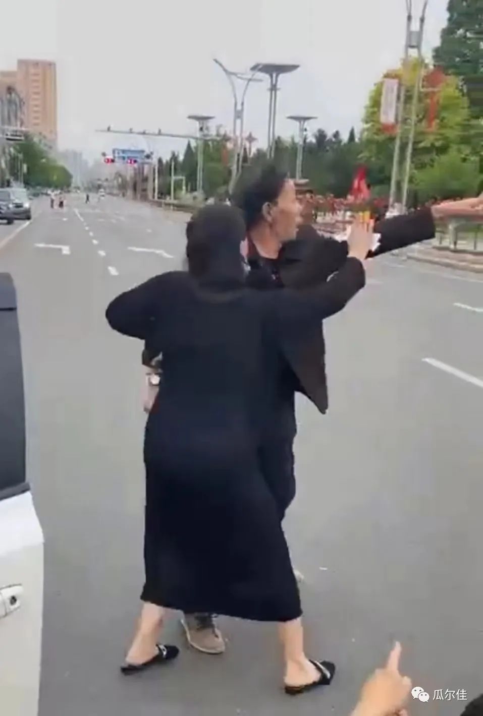 丹东父女黄码看病被拦后袭警，因疫情被拘暂没执行，目前在申诉！休闲区蓝鸢梦想 - Www.slyday.coM