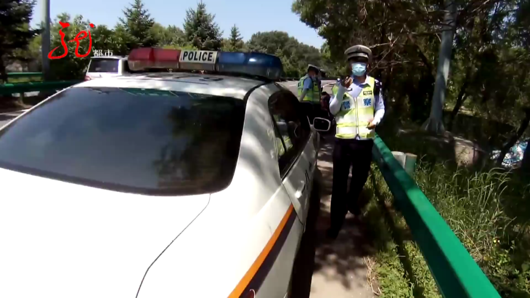 男子骑摩托上高速，停车整理被交警查出大问题……休闲区蓝鸢梦想 - Www.slyday.coM