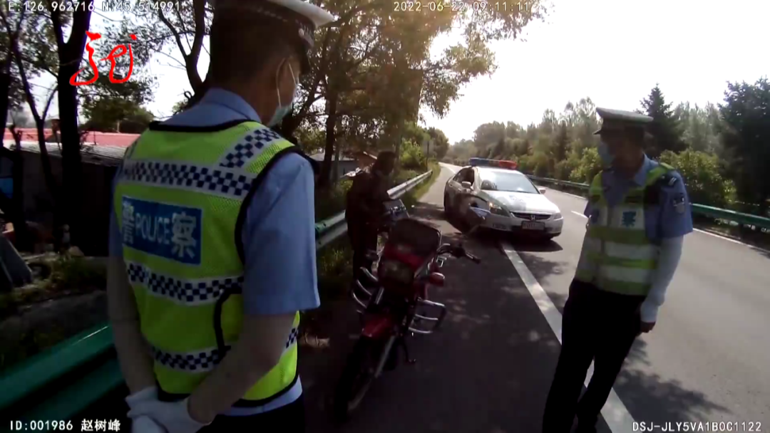 男子骑摩托上高速，停车整理被交警查出大问题……休闲区蓝鸢梦想 - Www.slyday.coM