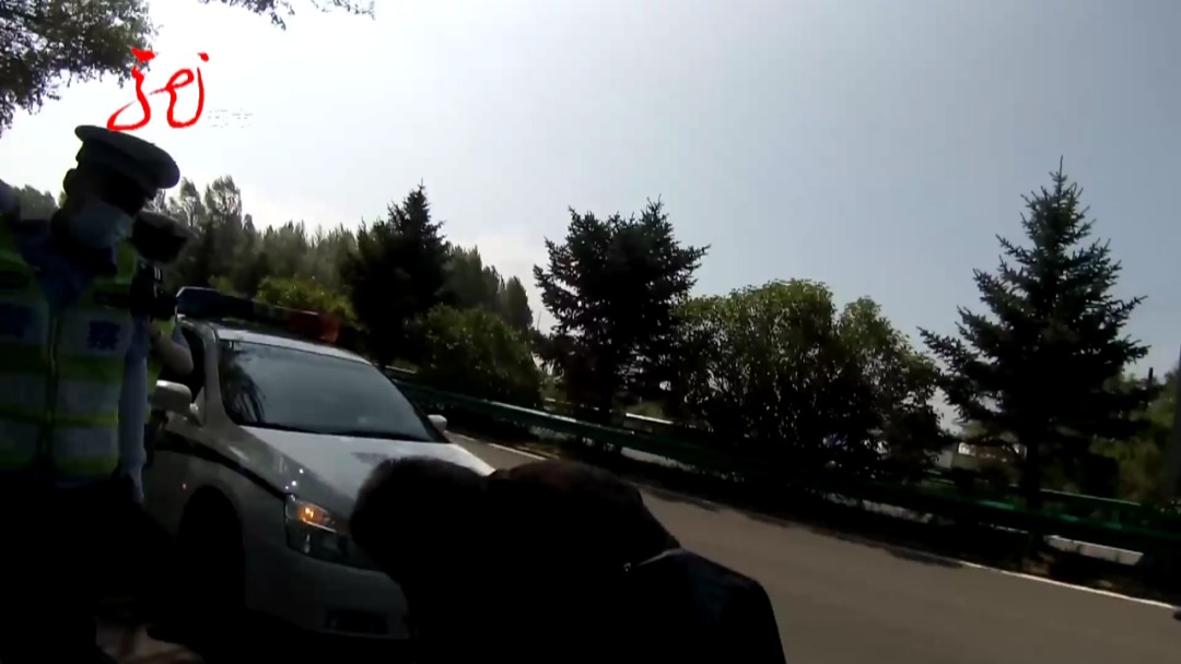 男子骑摩托上高速，停车整理被交警查出大问题……休闲区蓝鸢梦想 - Www.slyday.coM