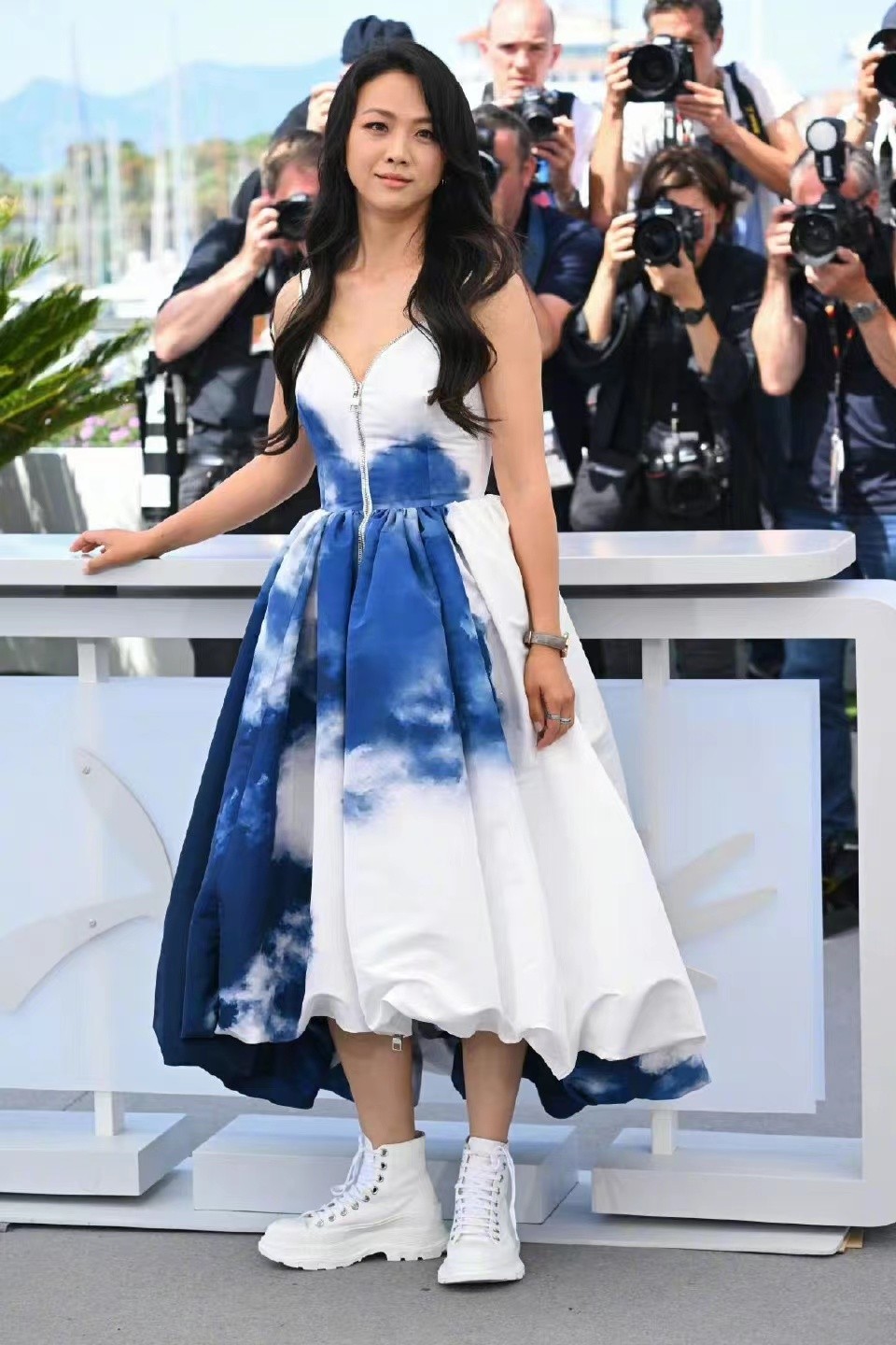 汤唯韩国造型团队太没水准,穿马丁靴上戛纳红毯,五大三粗失美感休闲区蓝鸢梦想 - Www.slyday.coM 汤唯韩国造型团队太没水准,穿马丁靴上戛纳红毯,五大三粗失美感休闲区蓝鸢梦想 - Www.slyday.coM