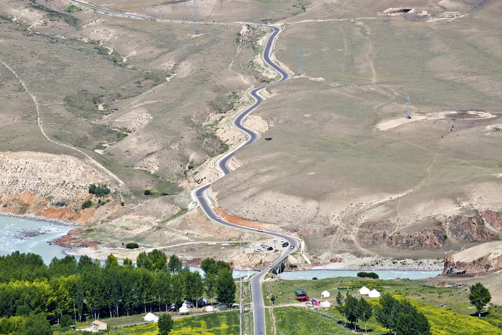 蜿蜒的山路天然的画卷前往琼库什台让人惊艳的一路美景