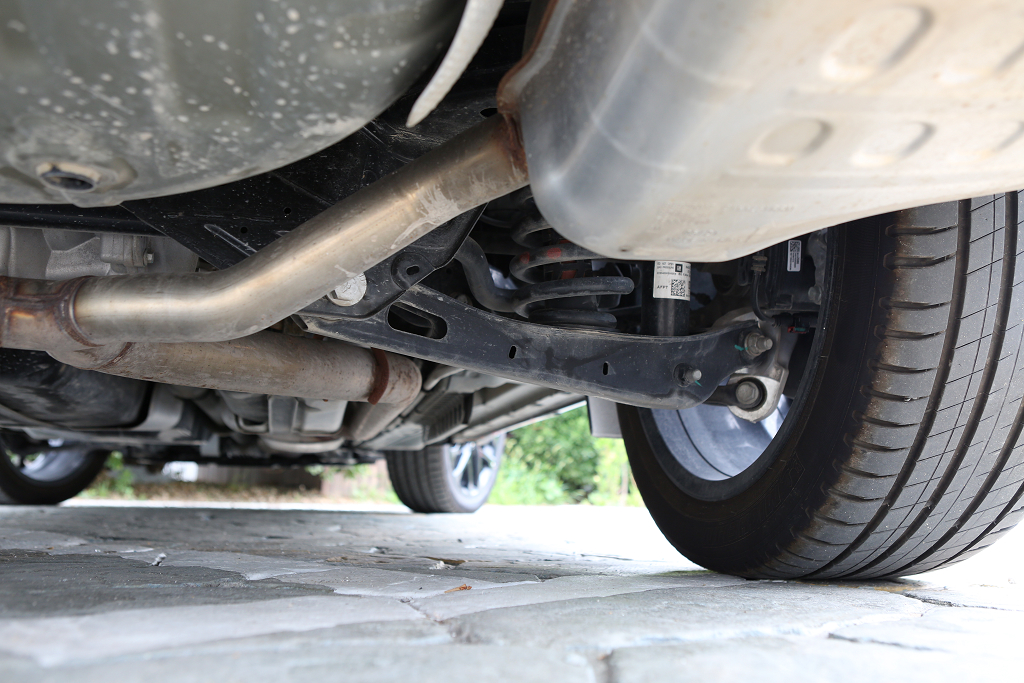 底盘部分,开拓者采用了比较常见的前麦弗逊式独立悬架与后多连杆式