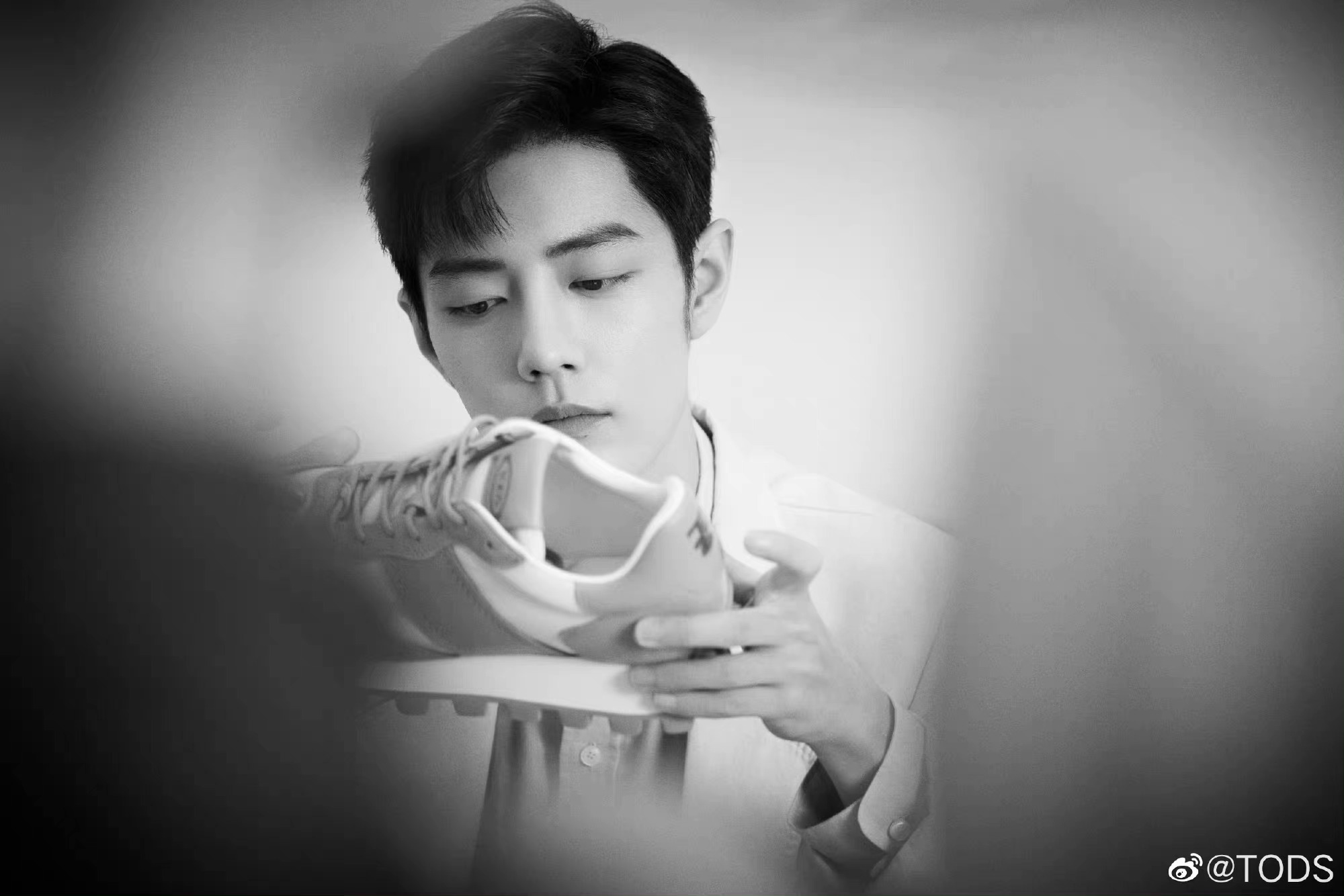 肖战黑白氛围感花絮图黑白色调好绝