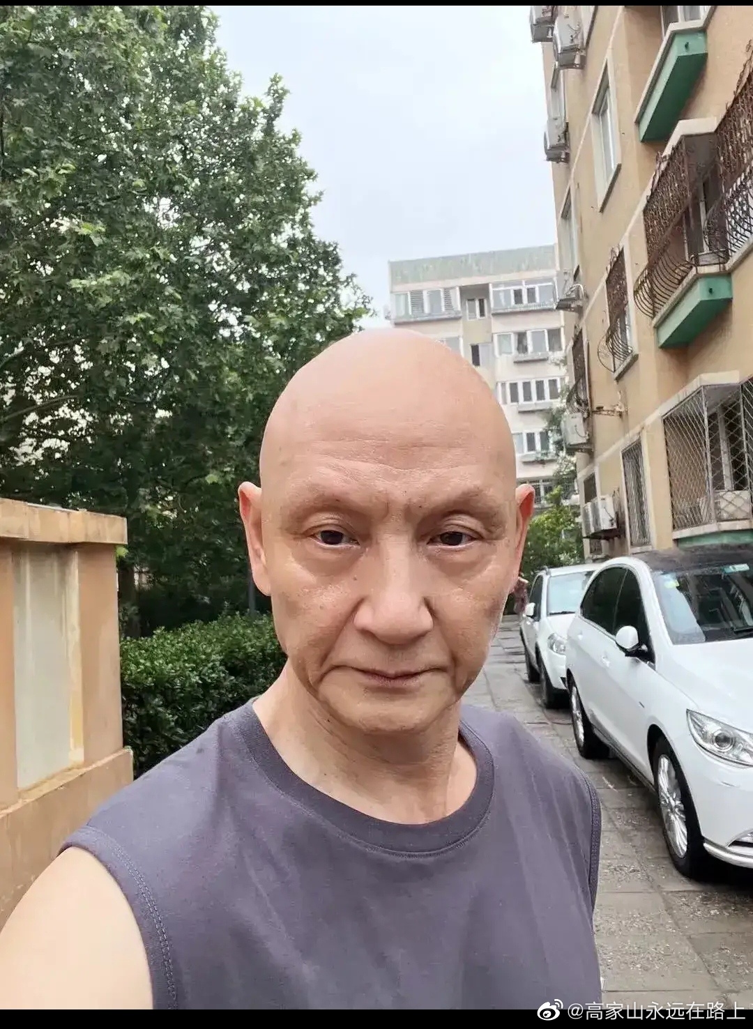 杜玉明塞出自己锻炼的照片看起来没有那么的可怕