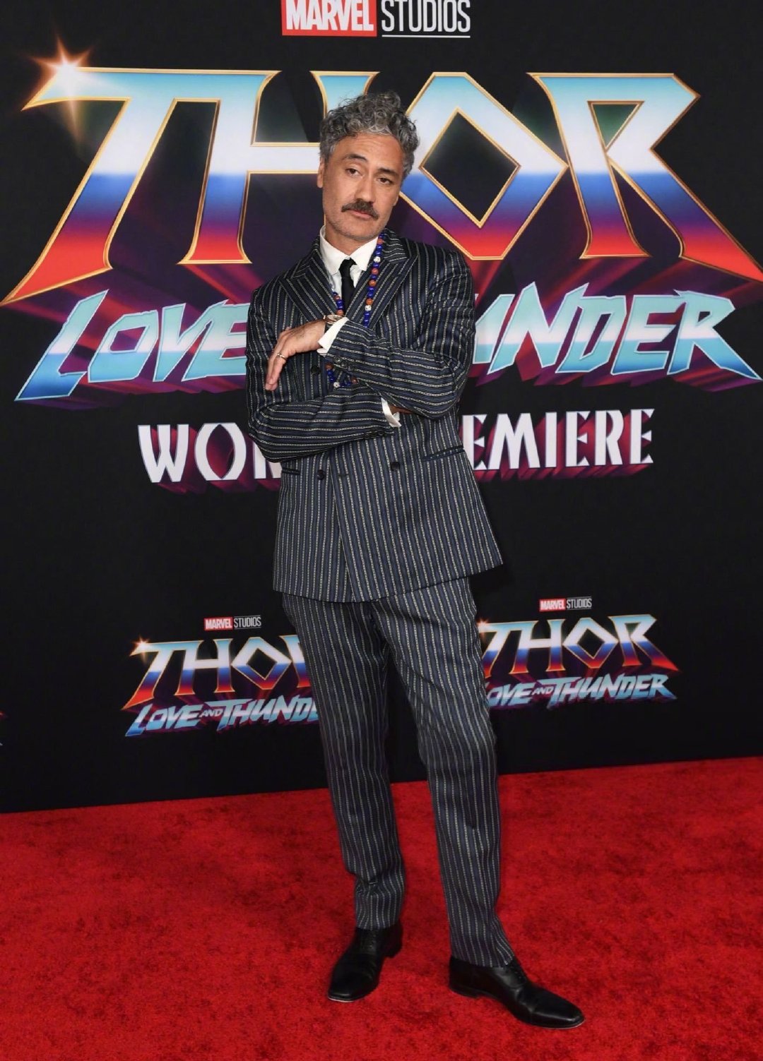 塔伊加·维迪提亮相首映礼,小胡子抢眼|首映礼|全球首映礼|雷神4_新浪