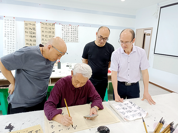 6月19日是父亲节,重庆市涪陵区书法家协会"七沙龙"书法小组在钩深书画