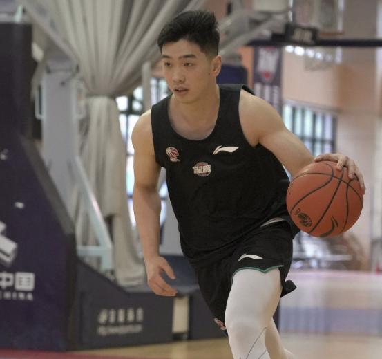 佟佳俊今年19岁,身高1米90,司职后卫,出自广东宏远青年队.