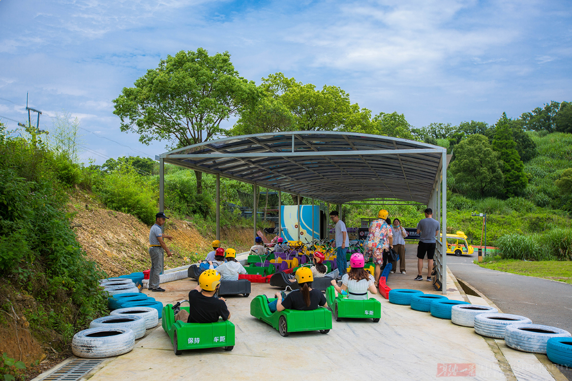 宁波全新炫酷山地滑车,从山顶一口气滑到山脚,惊险刺激第一次见休闲区蓝鸢梦想 - Www.slyday.coM 宁波全新炫酷山地滑车,从山顶一口气滑到山脚,惊险刺激第一次见休闲区蓝鸢梦想 - Www.slyday.coM