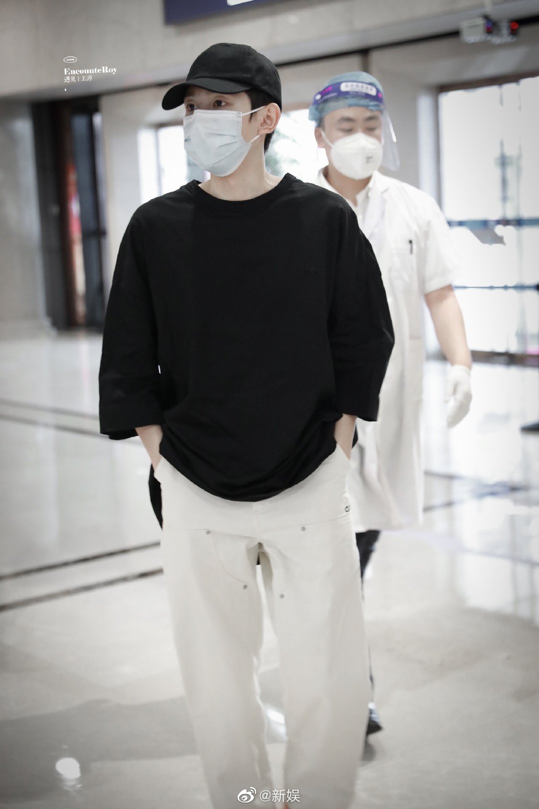 王源最新机场饭拍黑衣白裤今天的王源好利落