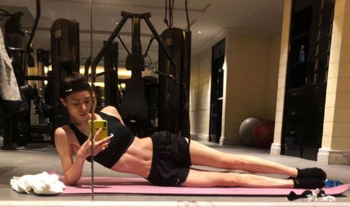 钟楚曦躺沙漠中拍性感照领口太低露出事业线手臂肌肉线条明显