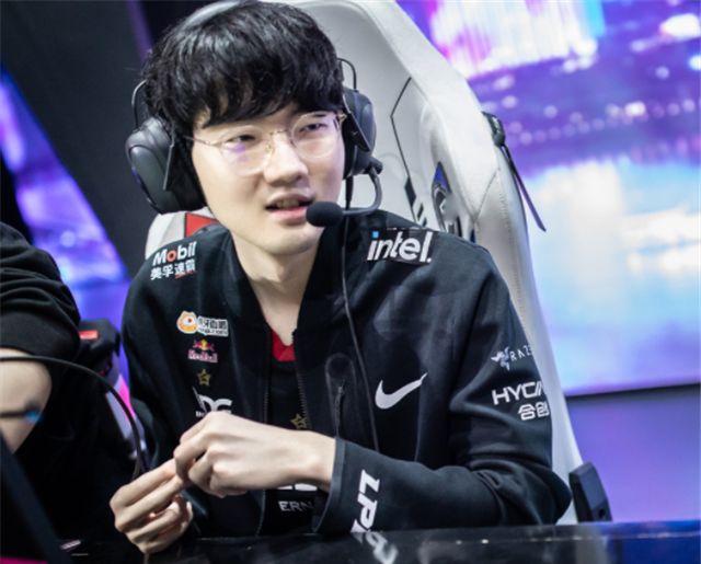 LOL再次跨圈:doinb跟王者选手当“同事”?勇士夺冠庆典出现EDG休闲区蓝鸢梦想 - Www.slyday.coM LOL再次跨圈:doinb跟王者选手当“同事”?勇士夺冠庆典出现EDG休闲区蓝鸢梦想 - Www.slyday.coM