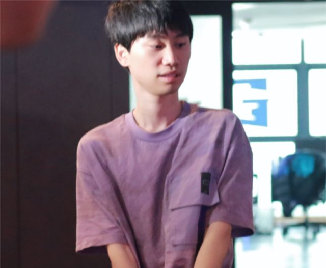 LOL再次跨圈:doinb跟王者选手当“同事”?勇士夺冠庆典出现EDG休闲区蓝鸢梦想 - Www.slyday.coM LOL再次跨圈:doinb跟王者选手当“同事”?勇士夺冠庆典出现EDG休闲区蓝鸢梦想 - Www.slyday.coM