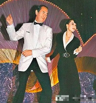 之前赌王在世的时候,网络上就一直流传着一则关于利智和赌王何鸿燊的