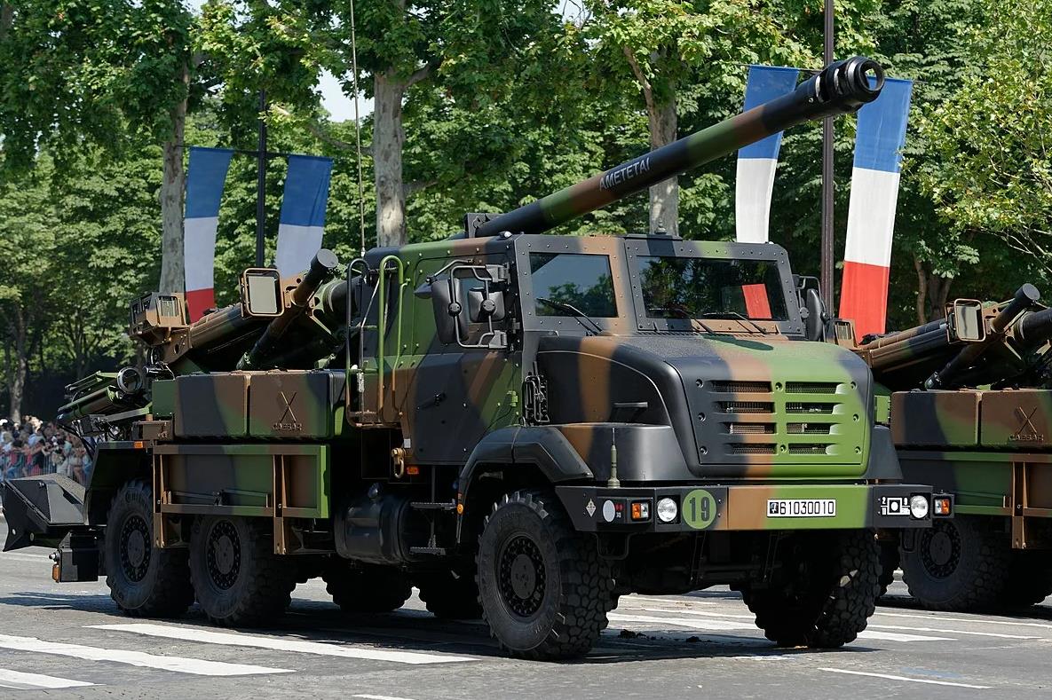 法国凯撒卡车炮具备智能化操控优势引领武器装备研制潮流