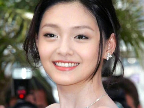 年轻时的大s真青涩,穿"抹胸裙"能看出稚嫩感,肤白貌美真精致