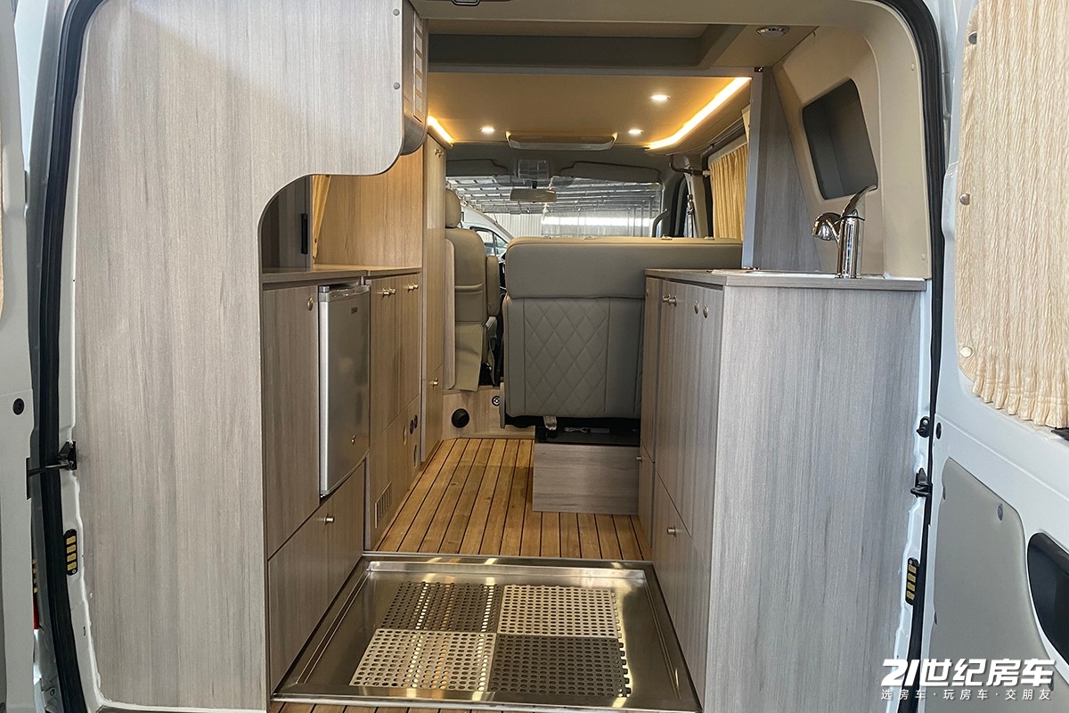 15万多就能买升顶房车这款搏创大通v80竟然有3张床