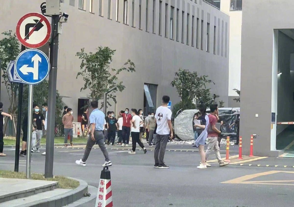 蔚来汽车创新港总部一辆测试车从三楼坠落，两名测试人员不幸身亡休闲区蓝鸢梦想 - Www.slyday.coM