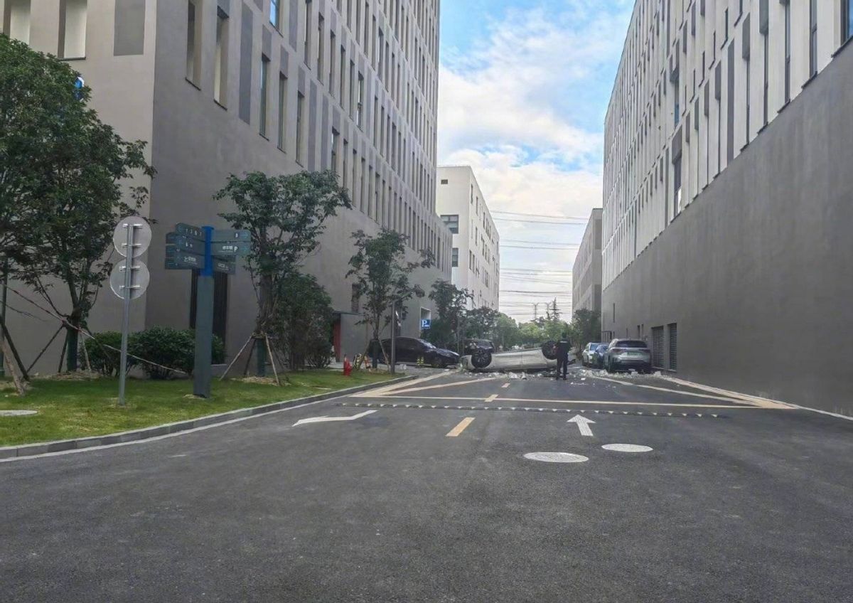 蔚来汽车创新港总部一辆测试车从三楼坠落，两名测试人员不幸身亡休闲区蓝鸢梦想 - Www.slyday.coM