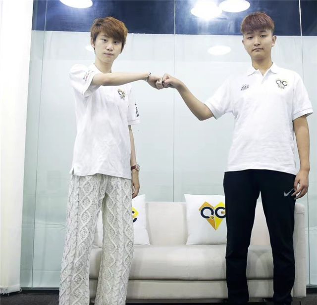 LOL再次跨圈:doinb跟王者选手当“同事”?勇士夺冠庆典出现EDG休闲区蓝鸢梦想 - Www.slyday.coM LOL再次跨圈:doinb跟王者选手当“同事”?勇士夺冠庆典出现EDG休闲区蓝鸢梦想 - Www.slyday.coM